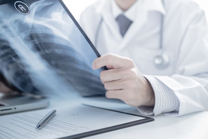 Análisis clínicos y radiografías